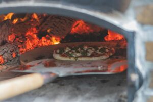 pizzabager laver perfekte pizzaer i denne pizzaovn